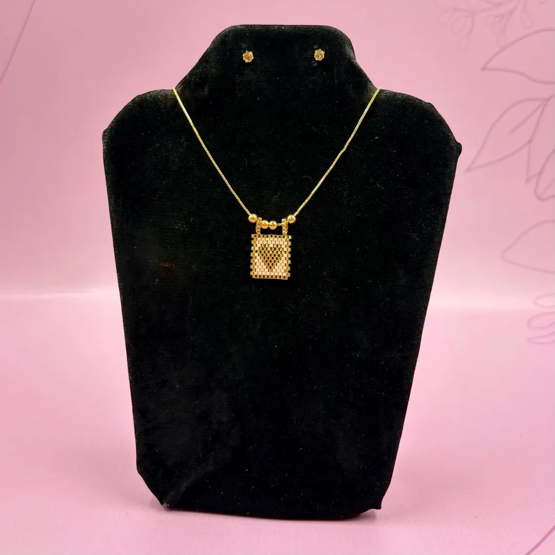 COLLAR MOSTACILLA CORAZÓN + ARETAS