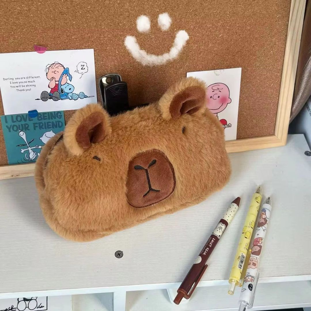 Cartuchera peluche capibara 