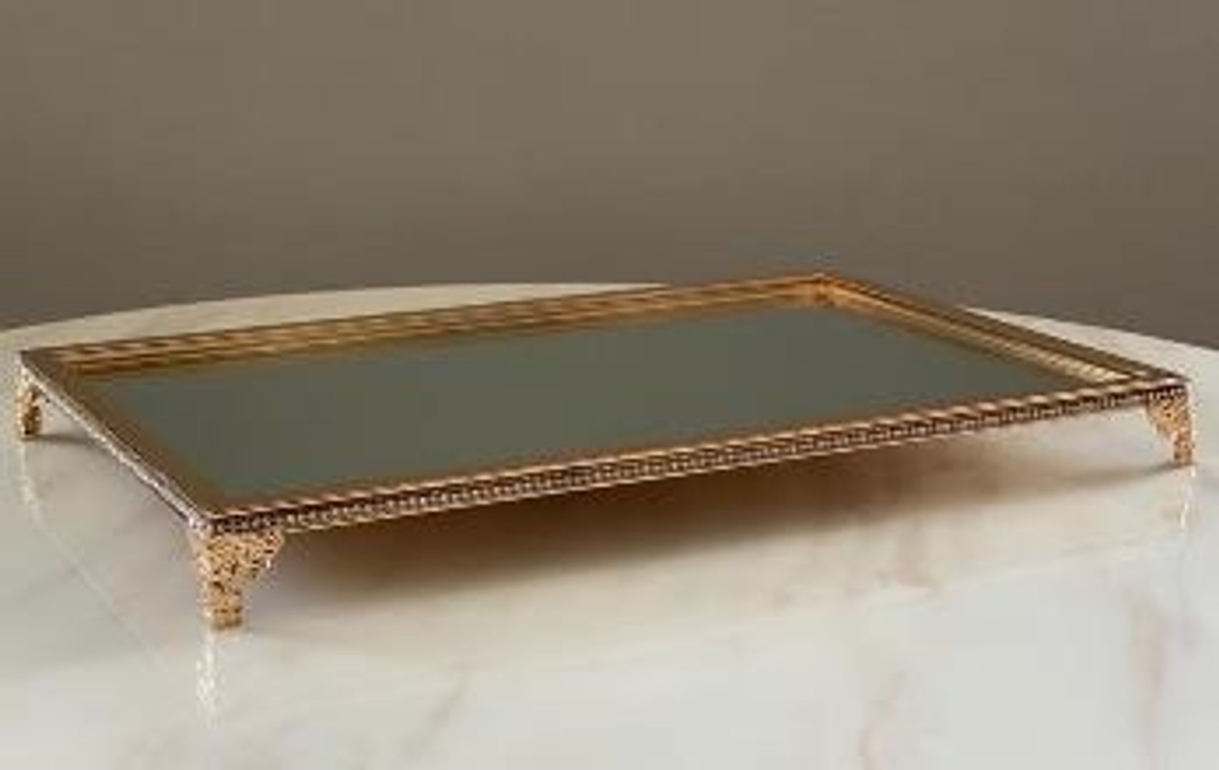 bandeja dorada en metal con espejo