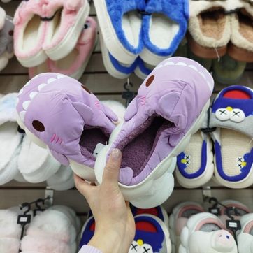 Imagen del producto PANTUFLAS TIBURON LILA