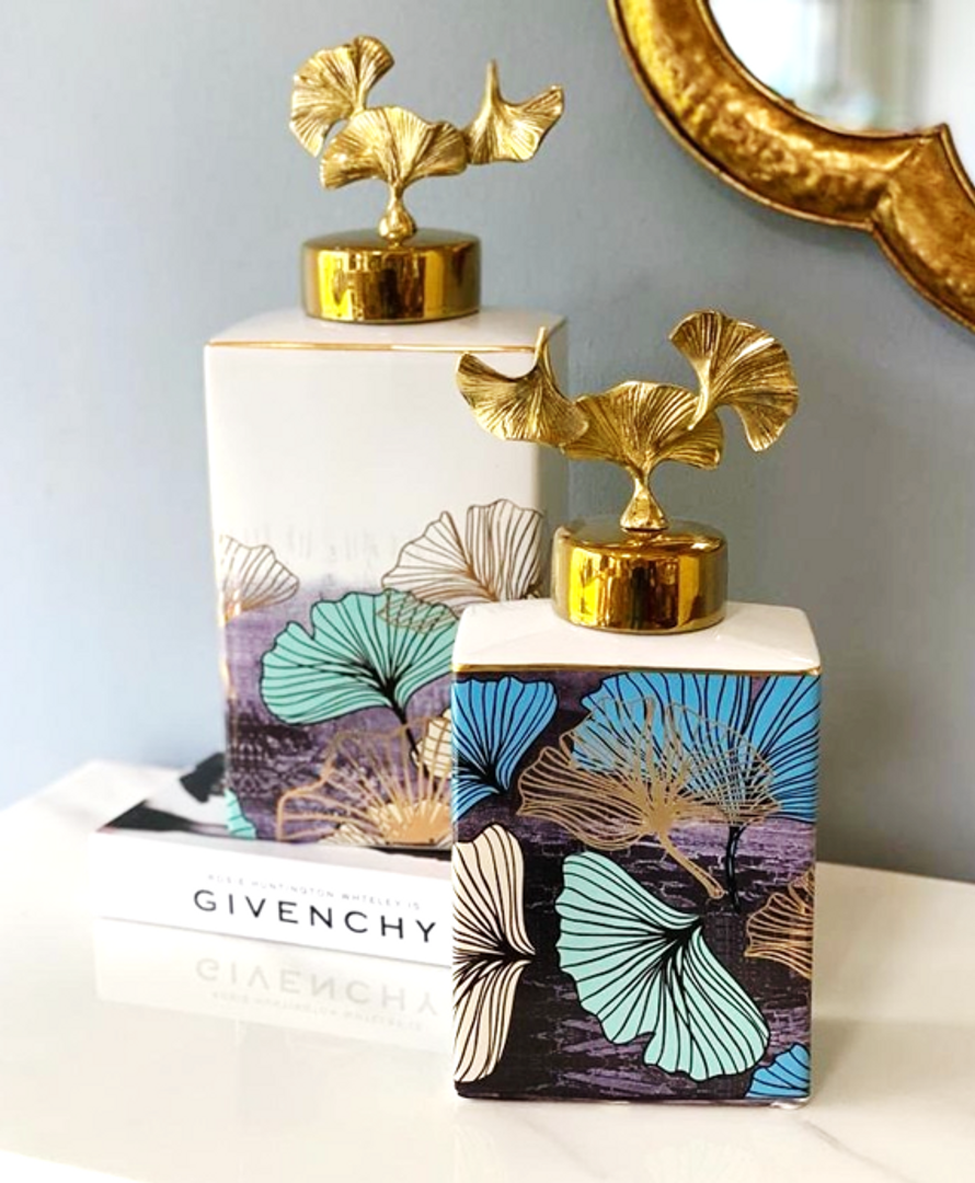 Jarrones de cerámicas en blanco con decorado.