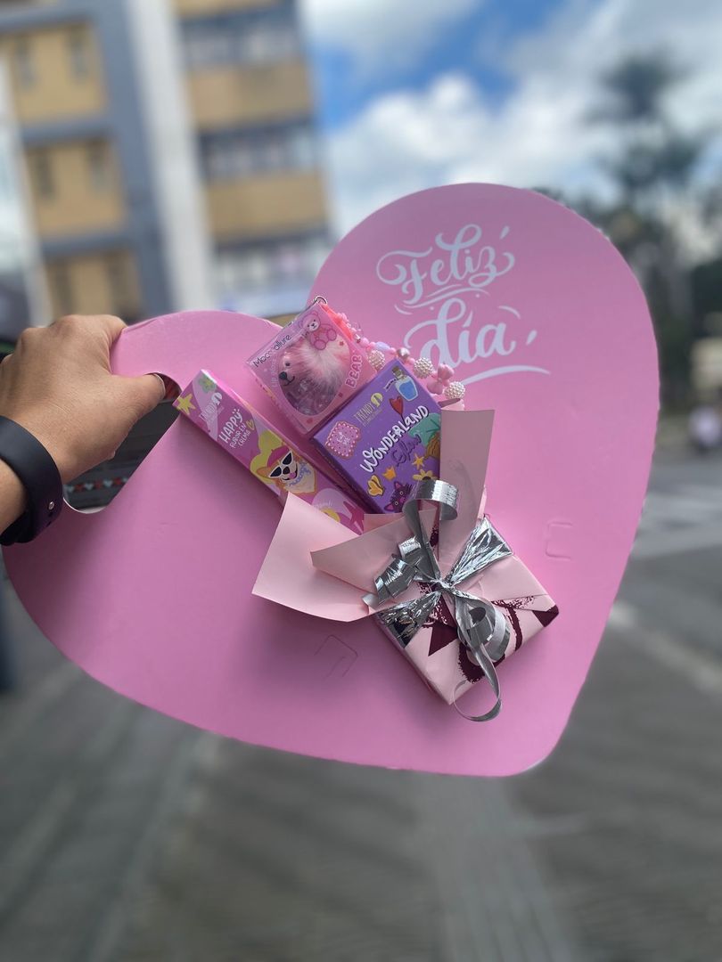 BOUQUETE DE MAQUILLAJE CORAZON 