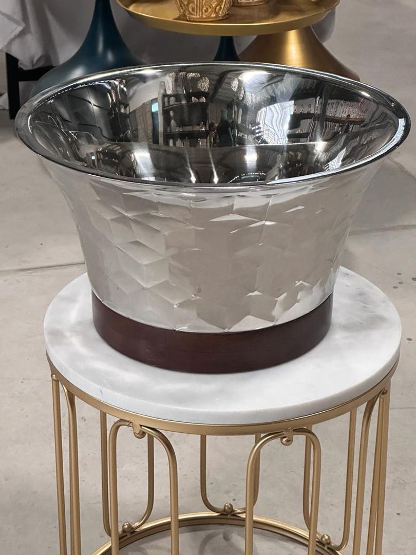 Cubiteras de hielos en acero martillado y base en madera.