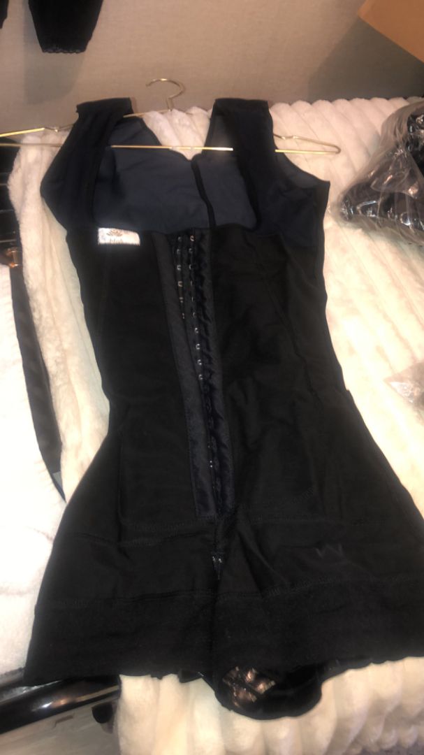 Faja de compresión abdomen bajo y alto color negra . Tiras ancha , broches acero, levanta cola 