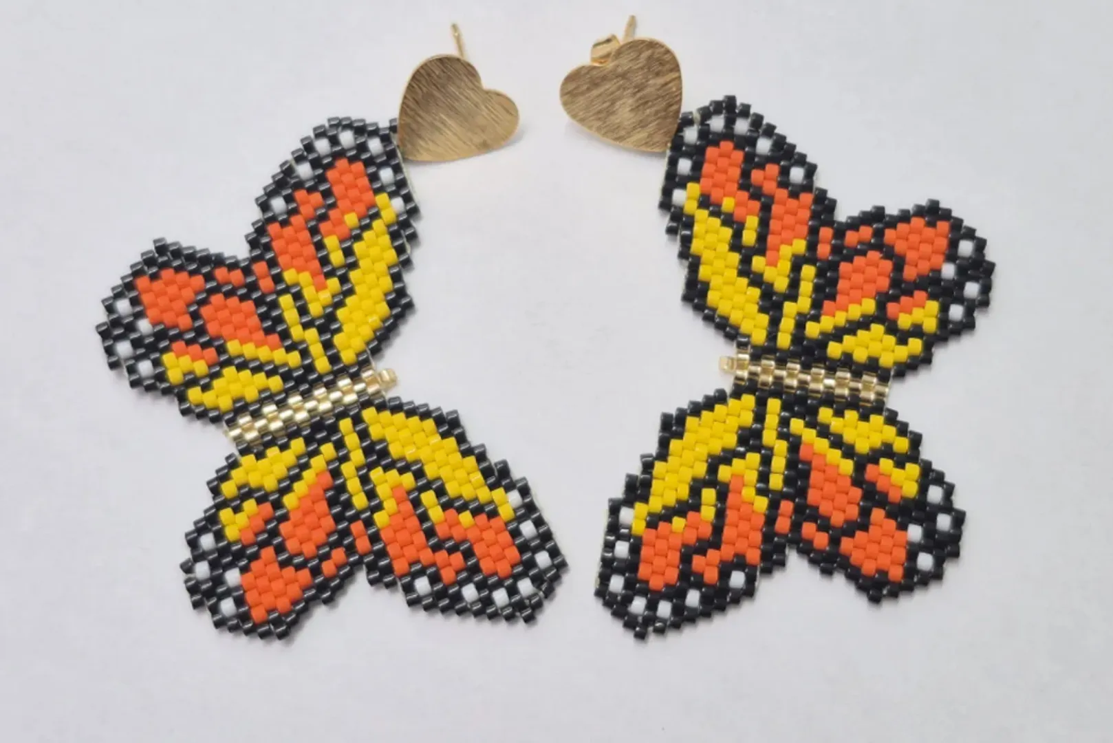 Arete Mariposa Miyuki con Topo Dorado