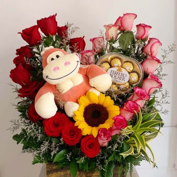 Imagen del producto corazon con peluche y chocolates