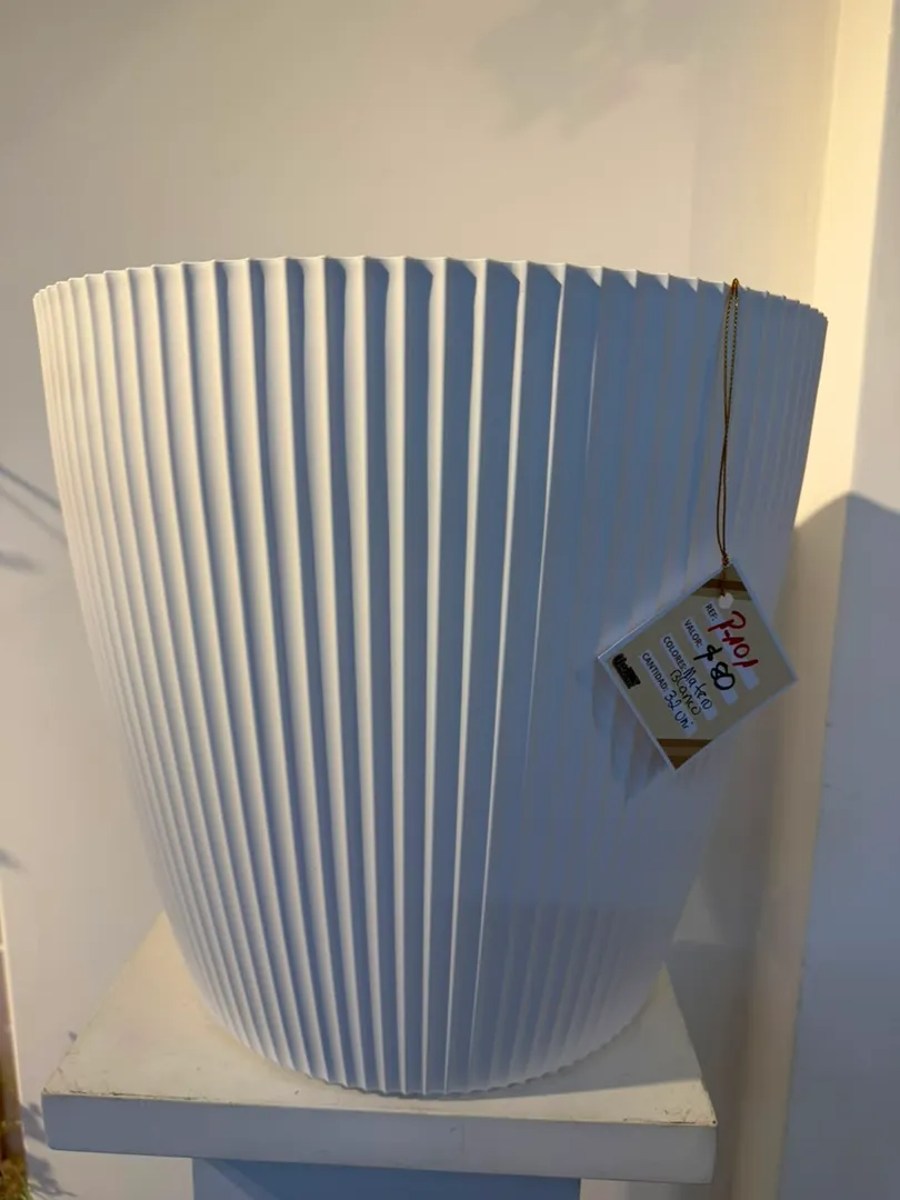 MATERO PLASTICO TALLADO BLANCO