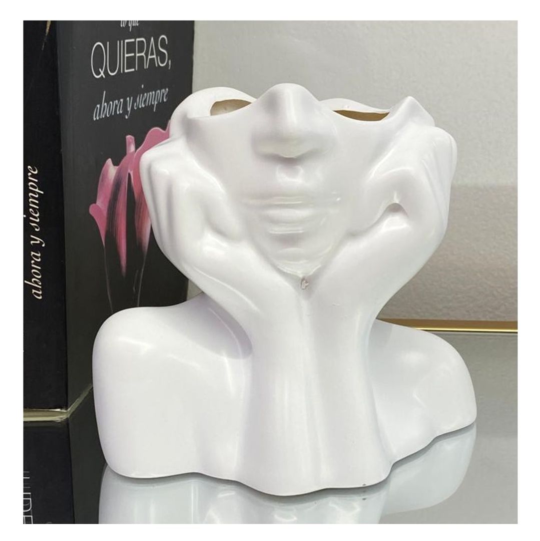 Adorno de resina blanco.