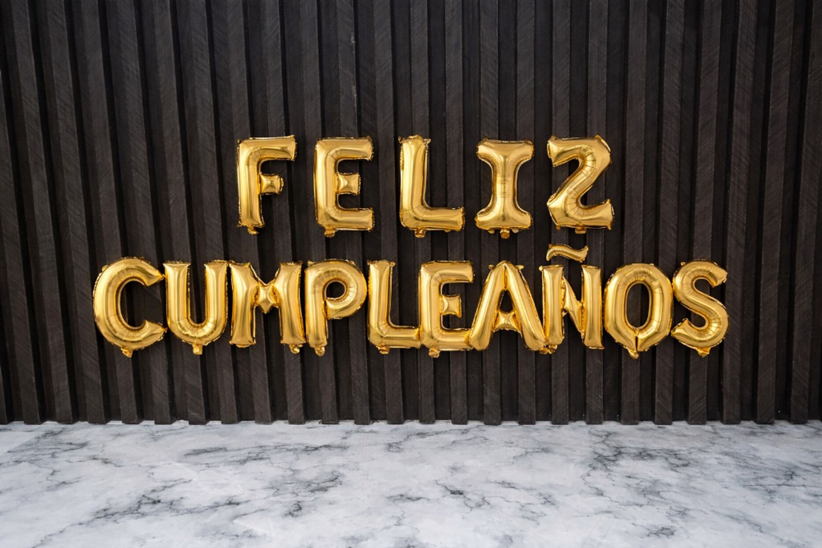 LETRERO FELIZ CUMPLEAÑOS LETRA X LETRA 18”