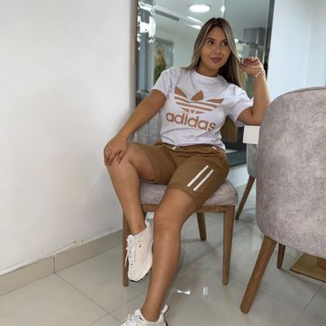 Imagen del producto Un short Adidas y camisa Adidas