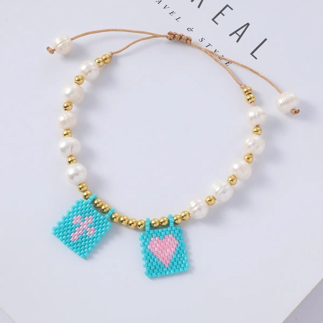 Miyuki Perlenarmband: Klassisches Weiß mit türkisen Anhängern und rosa Herz/Kreuz