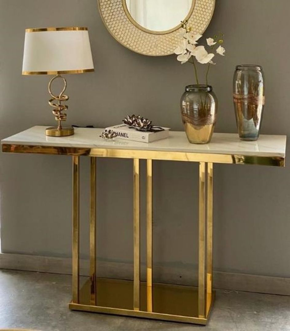 Consola en acero dorado con marmol.