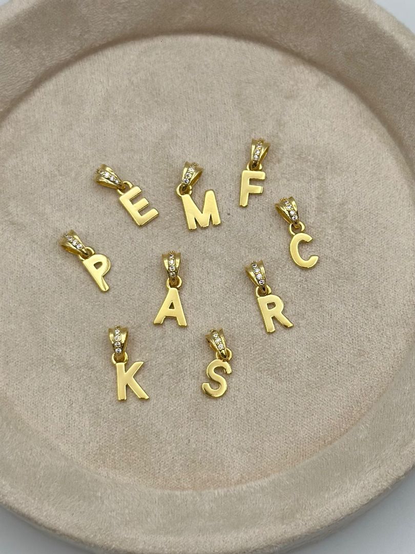 Inicial pequeña circon 