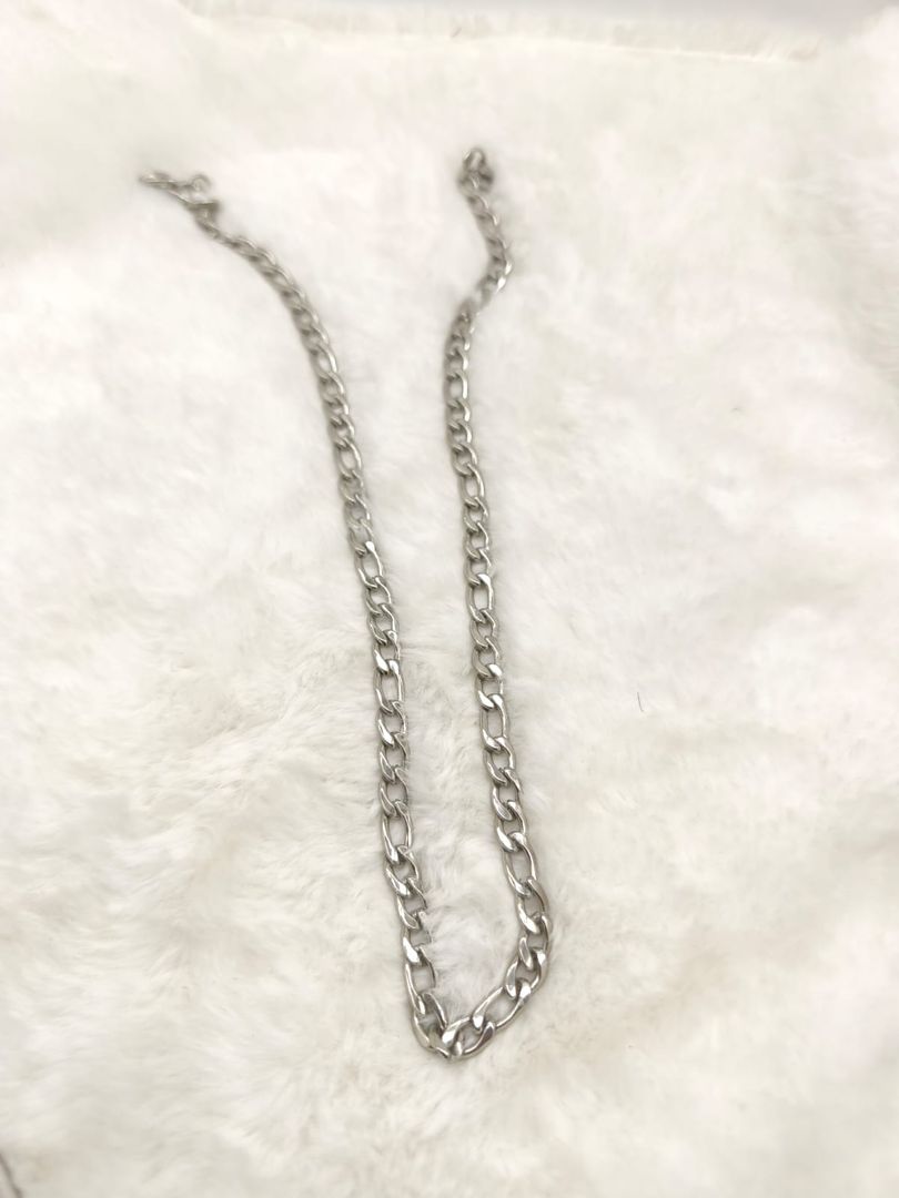 Cadena en acero plateada