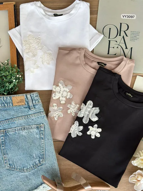 CAMISETA FRIA REGULAR APLIQUE 3 FLORES BORDADAS VY3097