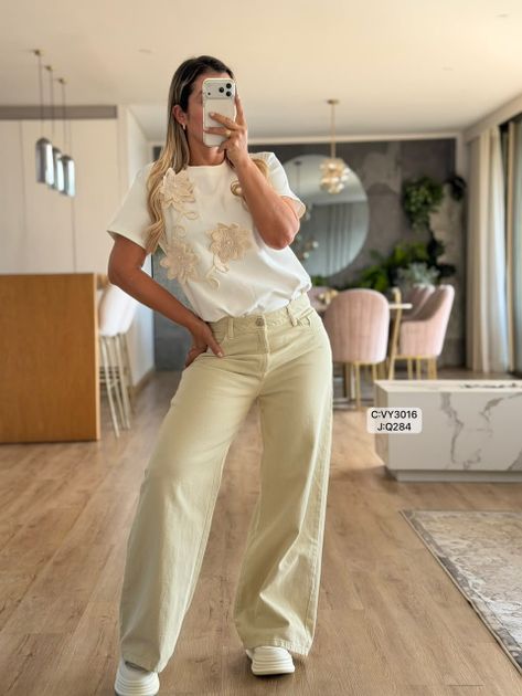 CAMISETA FRIA REGULAR MANUALIDAD 3 FLORES CON TRENZA VY3016 en Beige — foto 4