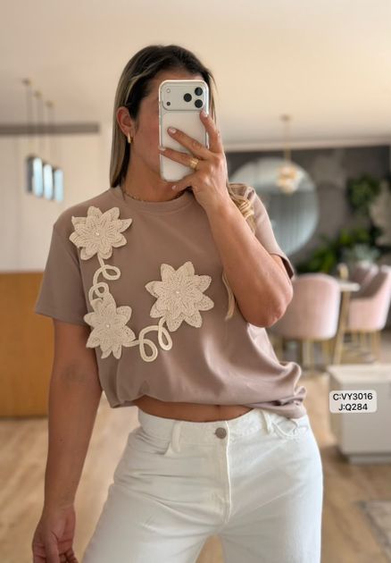 CAMISETA FRIA REGULAR MANUALIDAD 3 FLORES CON TRENZA VY3016 en Beige — foto 3