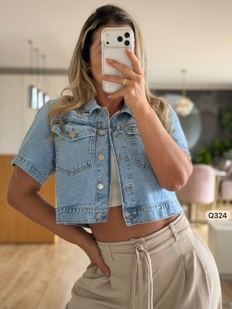CHAQUETA DENIM CORTA CON DESGASTE EN HOMBRO Q324