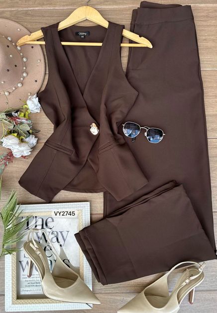 SET PANTALON CON CHALECO VY2745 en CAFE — foto 6