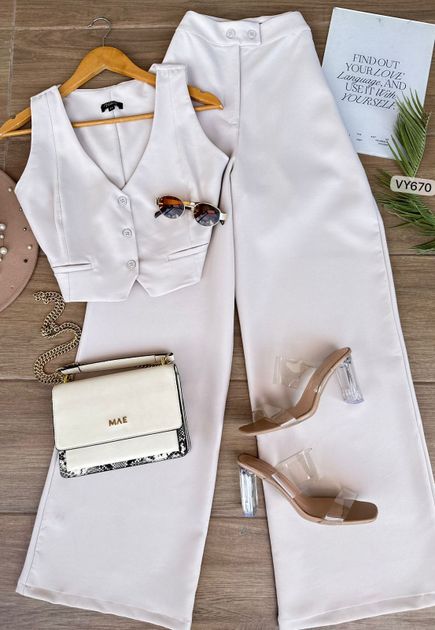 SET CHALECO Y PANTALON BOTONES FRENTE VY670 en Beige — foto 3