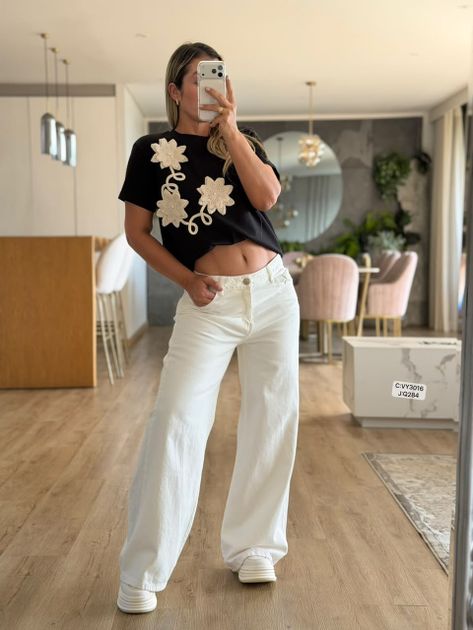 CAMISETA FRIA REGULAR MANUALIDAD 3 FLORES CON TRENZA VY3016