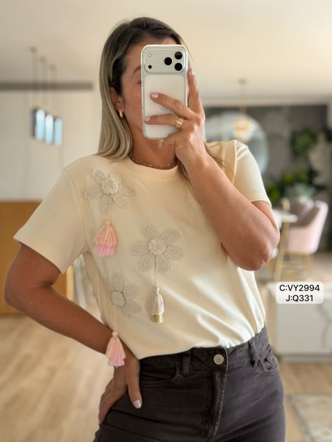 CAMISETA FLORES Y BORLAS VY2994