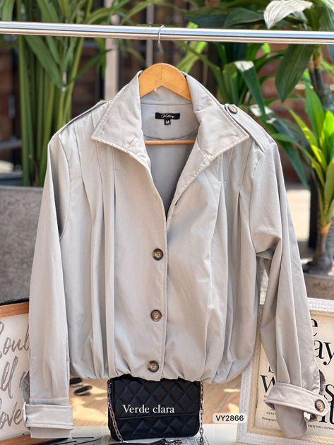CHAQUETA CINTURON RESORTADA CON CHARRETERA Y BOTONES VY2866 en CAFE — foto 3