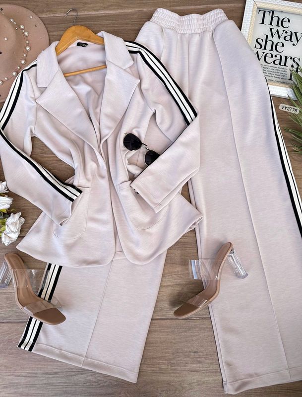 SET BLAZER Y PANTALON HILADILLAS VY2775 en Beige — foto 5