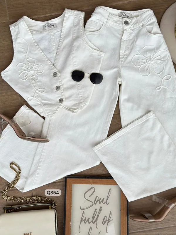 SET CHALECO Y JEAN DENIM CON BORDADO FLOR Q354